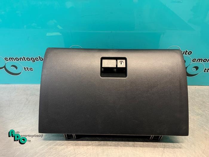 Boîte à gants d'un Lexus IS 200 (IS 200 99-), -, 3 mois de garantie, Lexus, Utilisé