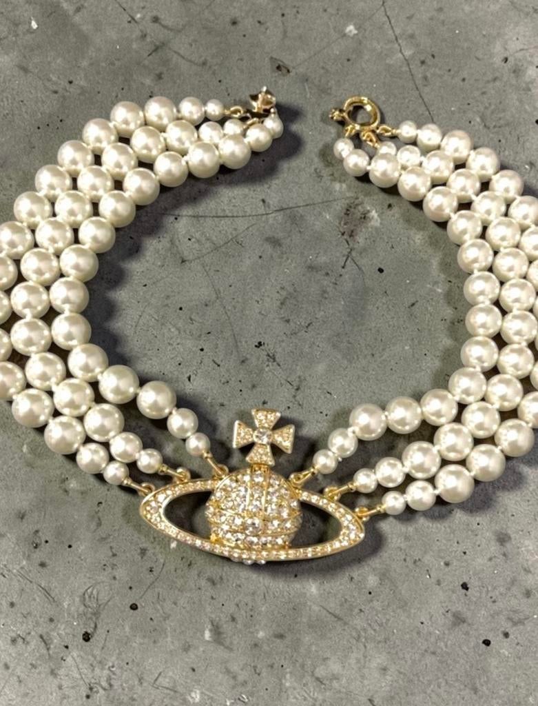 Collier de perles dorées Vivienne Westwood avec cristaux, Bijoux, Sacs & Beauté, Colliers, Comme neuf, Autres matériaux, Or, Enlèvement ou Envoi