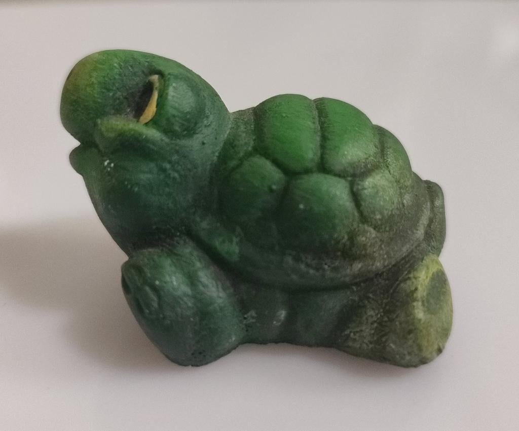 Tortue souriante devant la boîte aux lettres, Enlèvement ou Envoi, Comme neuf, Décoration