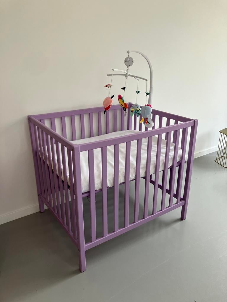 Lila babypark/box inclusief matras en mobiel amper gebruikt, Kinderen en Baby's, Babyparken, Ophalen, Zo goed als nieuw