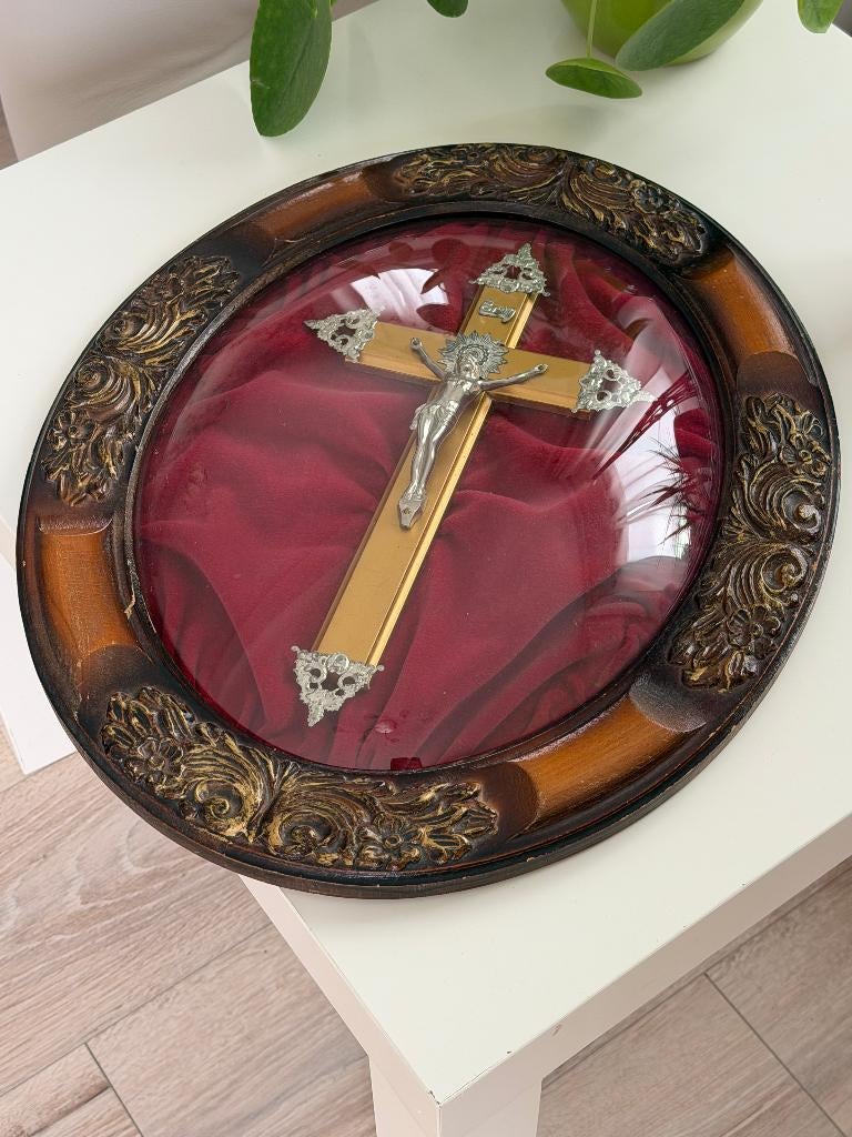 Crucifix vintage sous dôme de verre bombé, Antiquités & Art, Antiquités | Objets religieux, Enlèvement