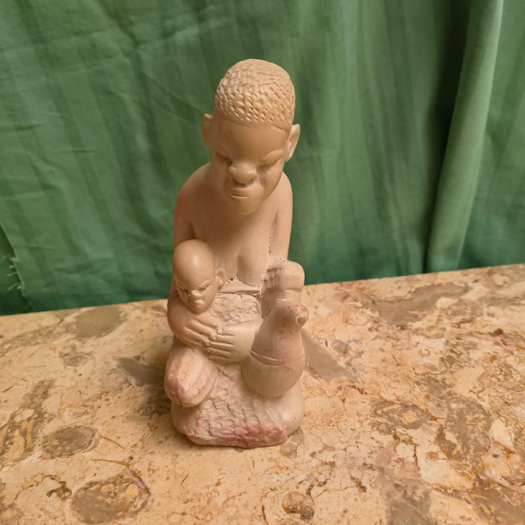 Beige stenen beeldje "Afrikaanse vrouw met kind", Verzamelen, Beelden en Beeldjes, Gebruikt, Mens, Ophalen of Verzenden