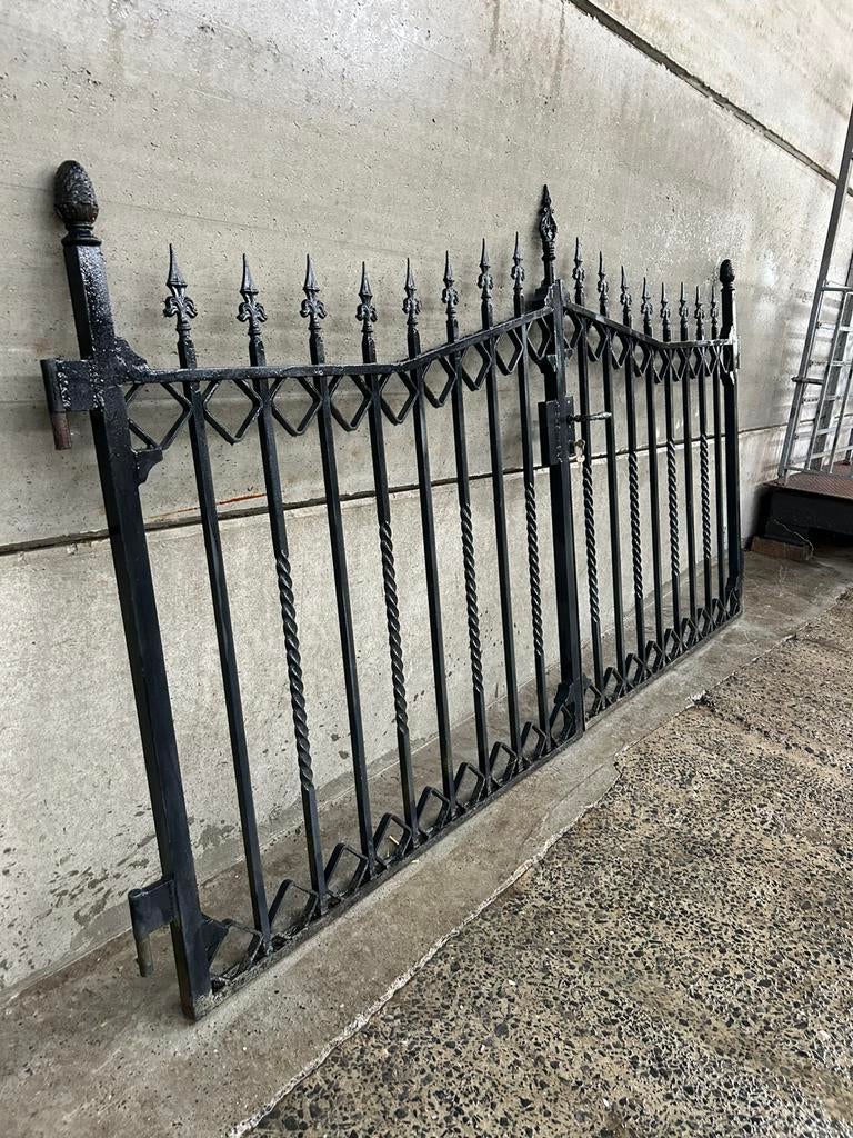 Prachtig ZWAAR vol smeedijzeren dubbel hek met sierpinnen, Ophalen, Zo goed als nieuw, IJzer, Draaipoort