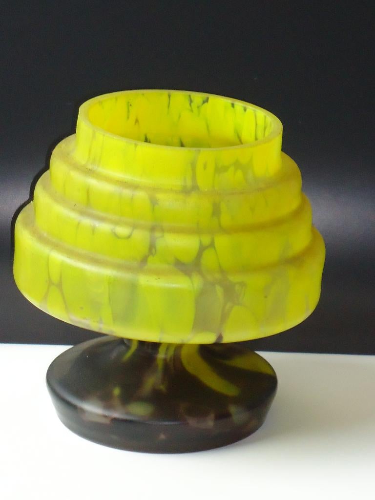 Art Deco CLICHY glas gele pigmentinsmeltingen vaas op voet, Enlèvement ou Envoi
