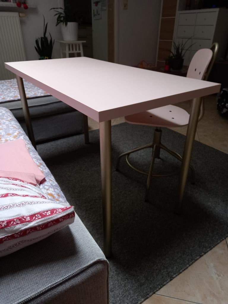 Bureau en bureaustoel in roze en goud, Huis en Inrichting, Bureaus, Ophalen