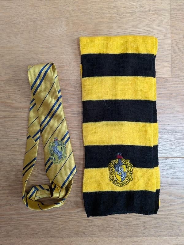 Harry Potter - cravate et écharpe Hufflepuff Poufsouffle, Verzamelen, Harry Potter, Ophalen, Zo goed als nieuw