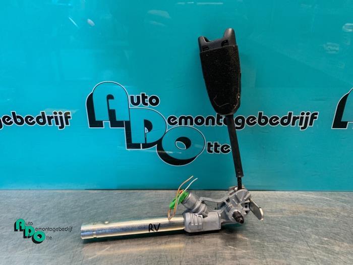 Tendeur de ceinture droit d'un Opel Corsa (Corsa D 07-), Autos : Pièces & Accessoires, Habitacle & Garnissage, Opel, Utilisé, 3 mois de garantie