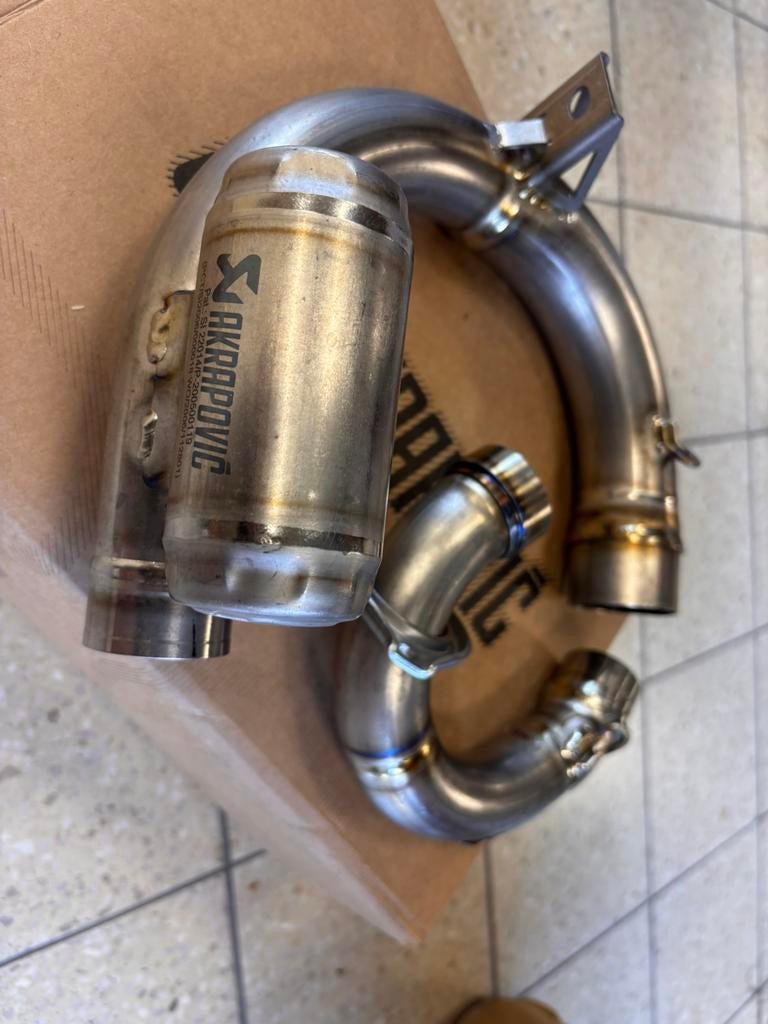 Yamaha yzf 250 cc Akrapovic uitlaat. Voorbocht, Enlèvement