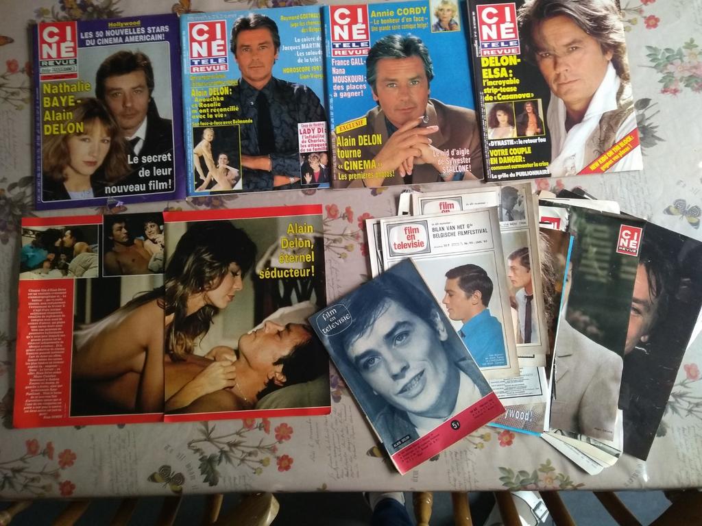 Magazines d'Alain Delon, et paquet de coupures de presse, Enlèvement ou Envoi, Comme neuf, Livre, Revue ou Article