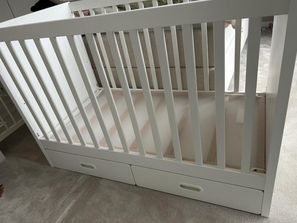 Mooi, wit, veilig kinderbed in goede staat, Ophalen, Gebruikt, Lattenbodem, Minder dan 140 cm