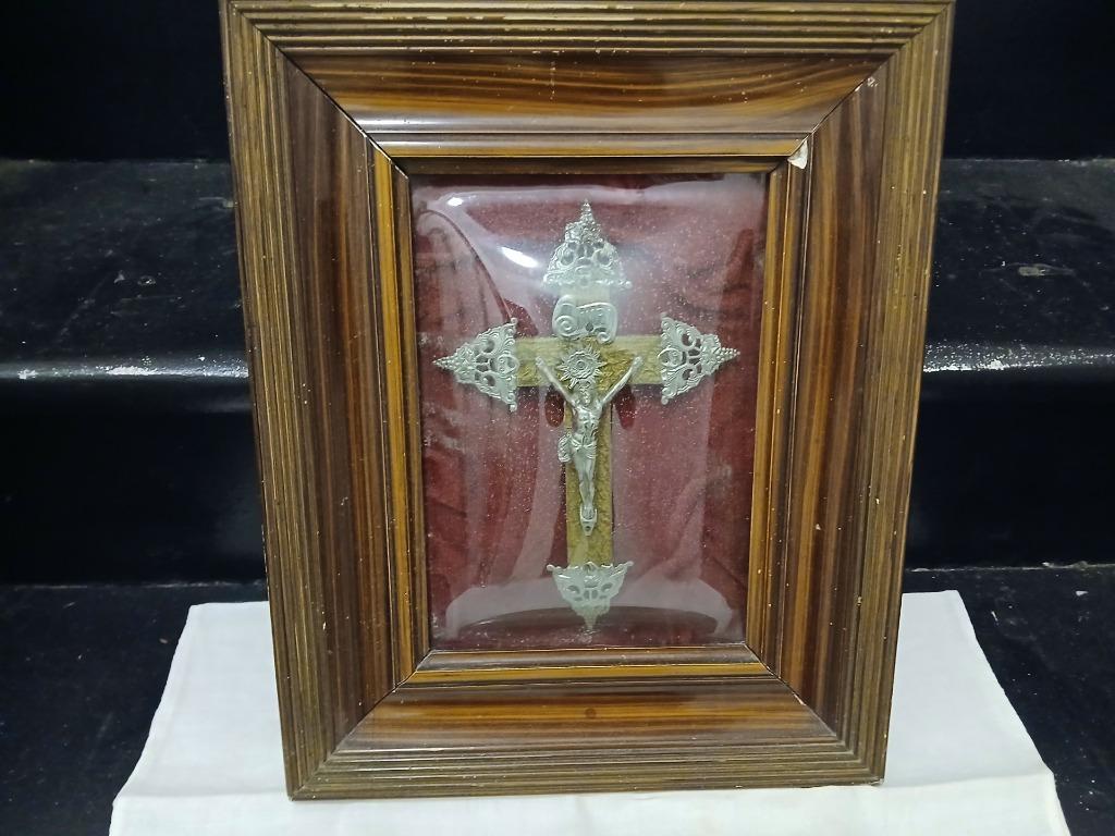 kruisbeeld in kader bol glas, Antiek en Kunst, Antiek | Religieuze voorwerpen, Ophalen