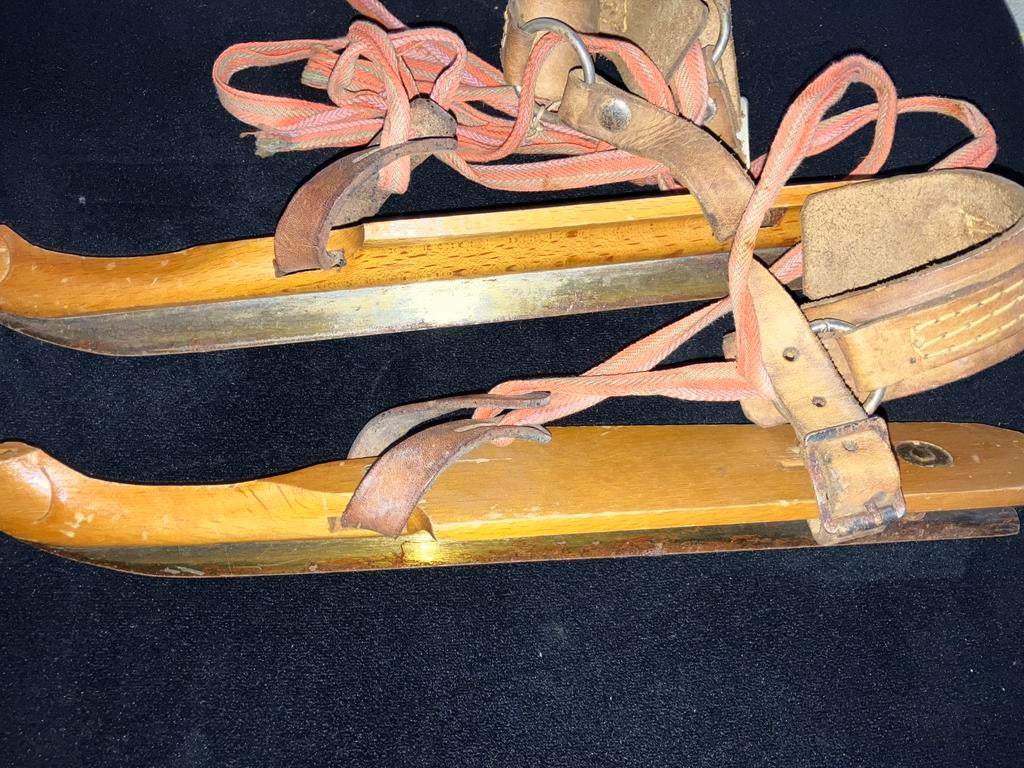 Antieke friese schaatsen, Ophalen