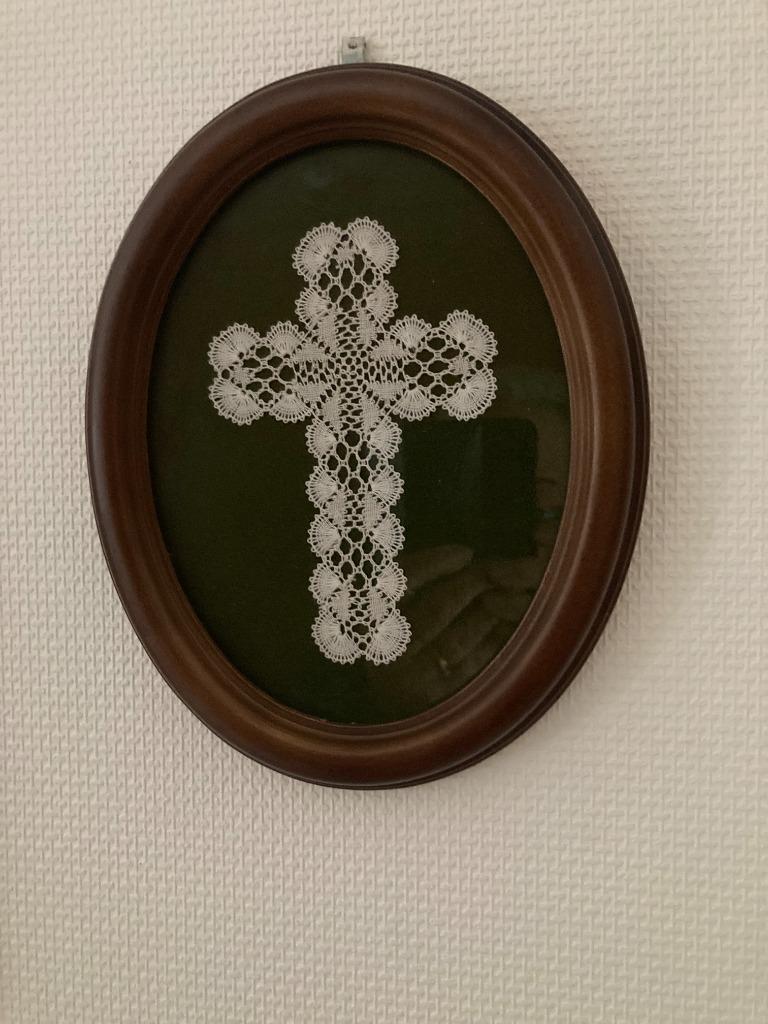 Dentelle de Bruges dans un cadre derrière une vitre, Hobby & Loisirs créatifs, Dentelle, Enlèvement ou Envoi, Comme neuf