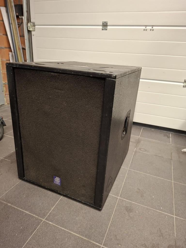 db Tehnologies 2 stuks, Audio, Tv en Foto, Gebruikt, Subwoofer, 120 watt of meer, Ophalen