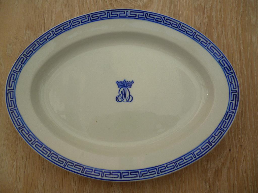 plat porcelaine de tournai monogramme a la grec couronne, Antiquités & Art, Antiquités | Porcelaine, Enlèvement ou Envoi