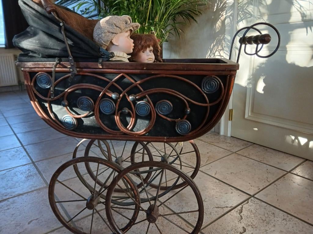 Landau pour poupée antique + 2 poupées, Antiquités & Art, Enlèvement ou Envoi
