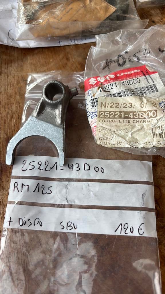 25221-43D00 fourchette boîte de vitesse Suzuki RM125, Enlèvement ou Envoi, Neuf