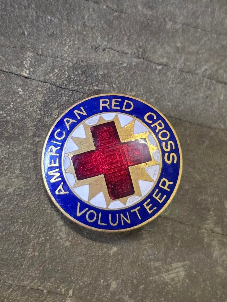 Épinglette de volontaire de la Croix-Rouge américaine de la, Collections, Enlèvement