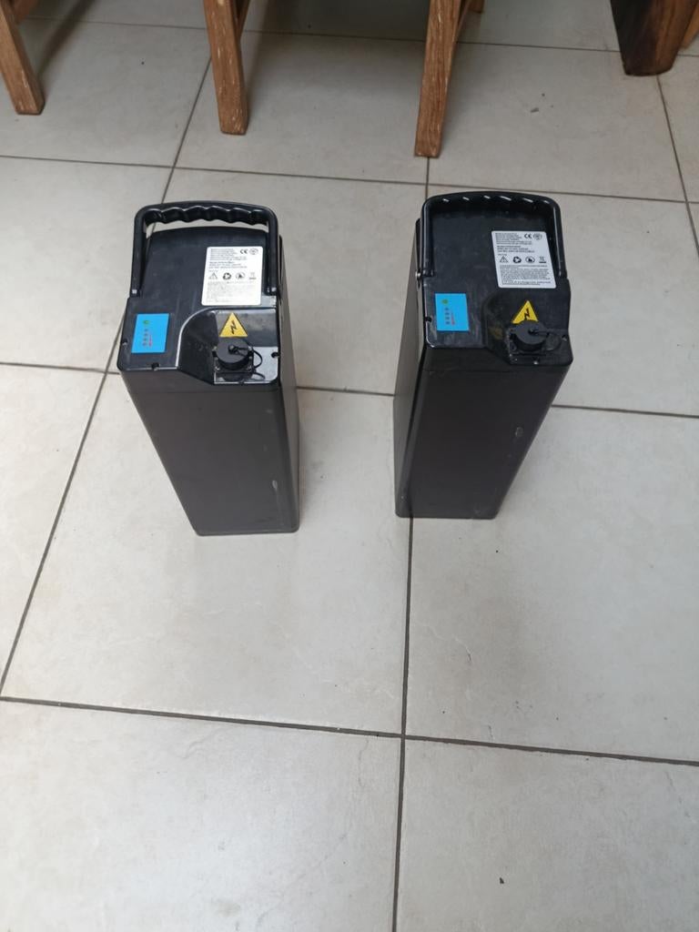 2 lithium batterijen te koop + oplader, Auto-onderdelen, Accu's en Toebehoren, Ophalen of Verzenden, Gebruikt