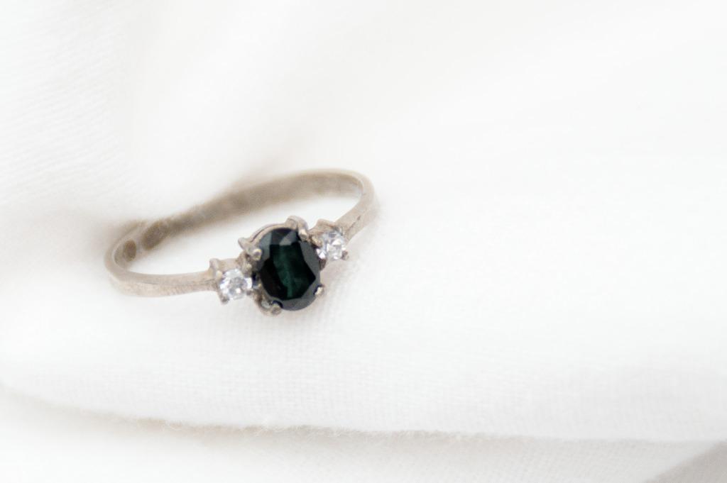 Bague ancienne argentée avec pierre noire, Handtassen en Accessoires, Antieke sieraden, Ophalen of Verzenden, Zilver, Ring, Met edelsteen