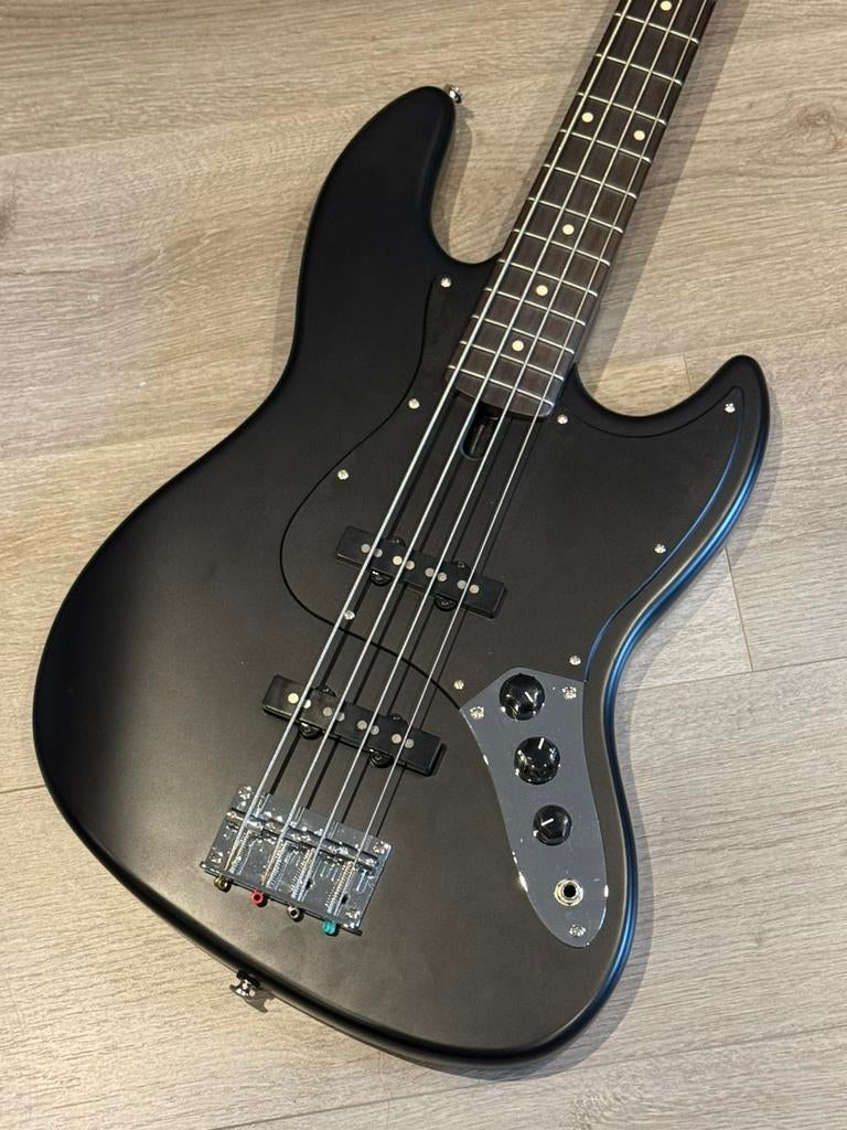 Sire V3, Musique & Instruments, Instruments à corde | Guitares | Basses, Enlèvement, Comme neuf