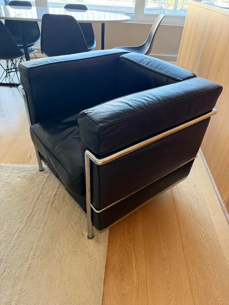 Ensemble salon LC2 / LC3 — style Le Corbusier — cuir noir, Moderniste bauhaus, Enlèvement, 50 à 75 cm, Rectangulaire