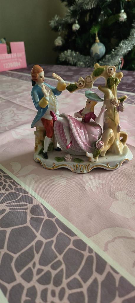 Beeldje van koppeltje aan een boomstronk, Ophalen of Verzenden, Gebruikt, Mens