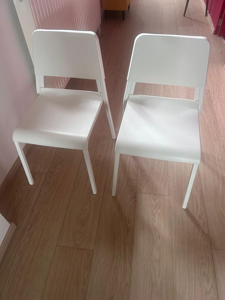 2 Chaises blanches, Deux, Enlèvement, Utilisé, Autres matériaux