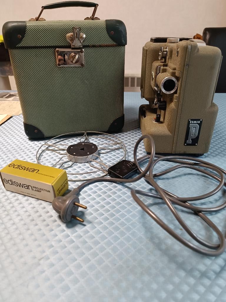 Oude filmprojector 1956 EUMIG P8, Ophalen