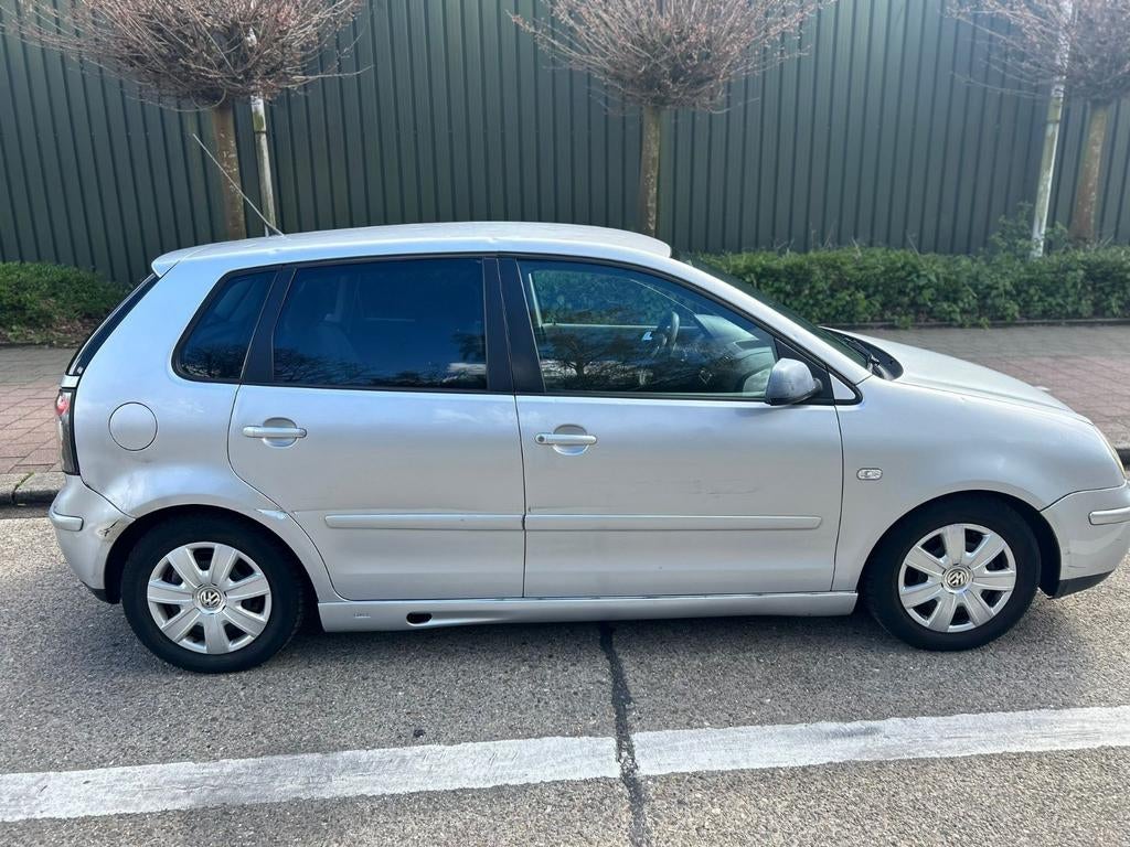 Volkswagen polo 1.2 benzine bouwjaar 2004 km 140000, Auto's, Stof, Zwart, Bedrijf, Handgeschakeld
