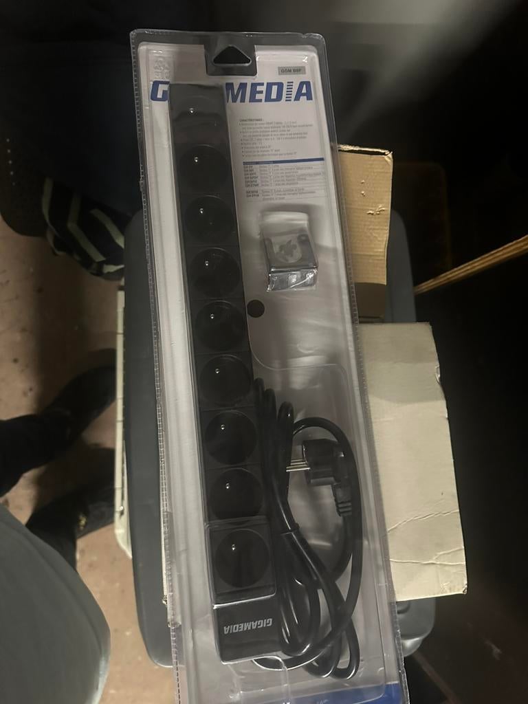 Gigamedia stekerdoos voor data rack, Computers en Software, Serverkasten, Ophalen, Zo goed als nieuw