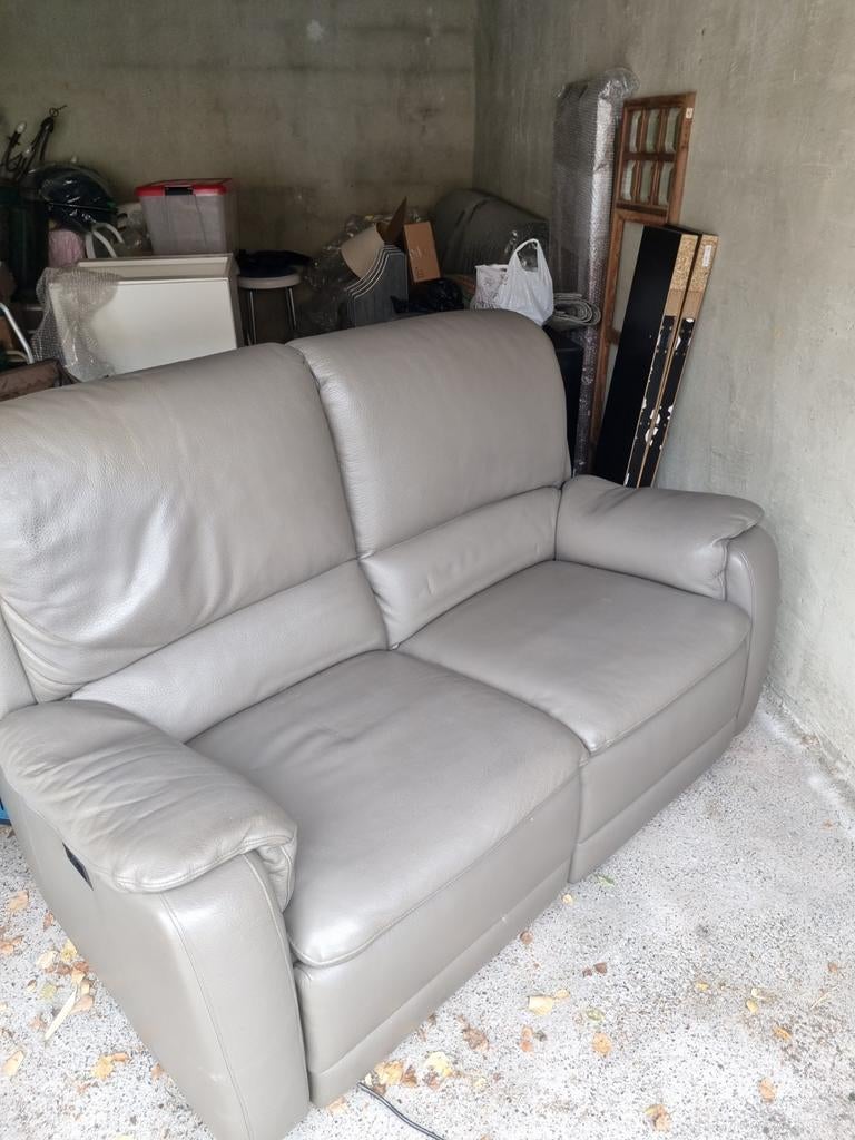 Salon de cuir, Enlèvement