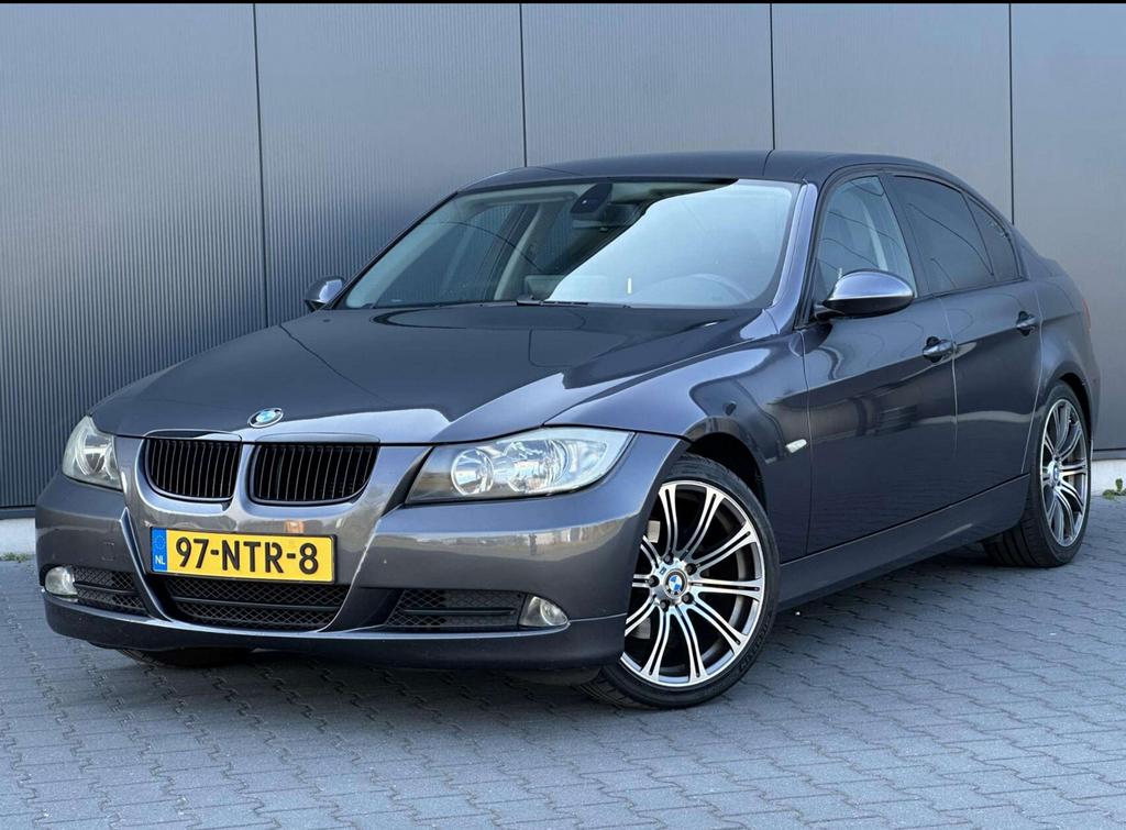 BMW 320i e90 à vendre pour pièce/professionnel ou réparation, Autos, Argent ou Gris, Achat, 110 kW, Boîte manuelle