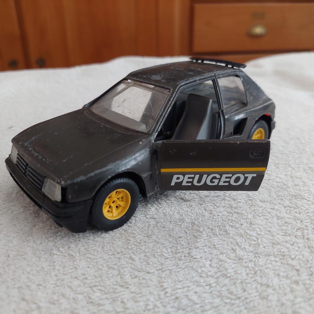 Burago - Peugeot 205 turbo - 1/25e, Ophalen of Verzenden, Gebruikt