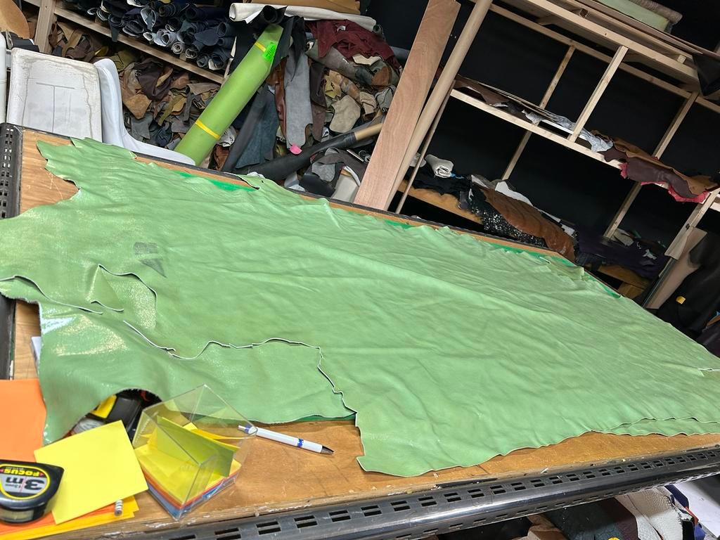 Mint groen Halve huiden 1.3 mm dikte soepel en glans, Enlèvement ou Envoi, Vert