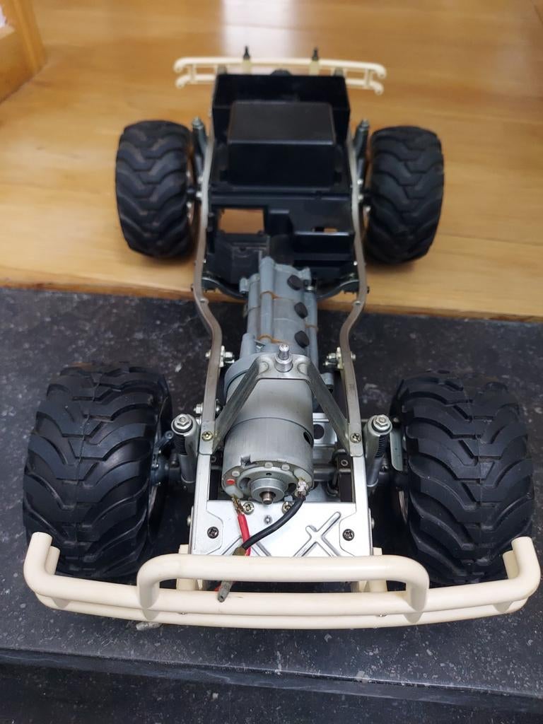 Tamiya vintage toyota hilux bruiser en pleine restauration, Enlèvement ou Envoi