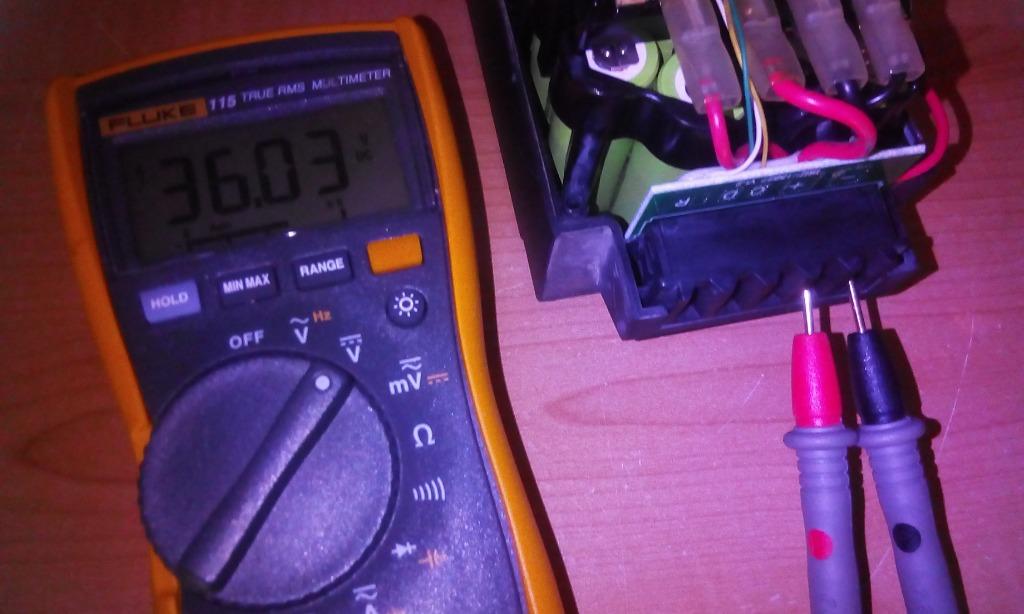 BATTERIJ Lader of Batterij Testen-Herstellen 29.4v-36v-42v, Fietsen en Brommers, Ophalen, Gebruikt