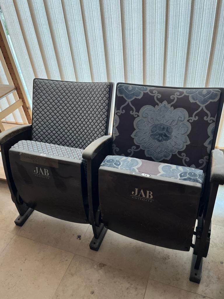 2 cinemastoelen, Enlèvement