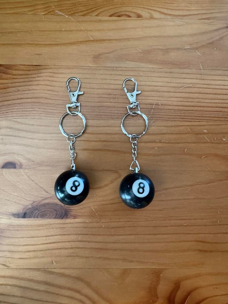 2 sleutelhangers zwarte bal 8, Ophalen, Gebruikt, Sport