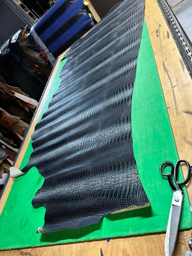 Zwartgrijs halve huid 1.2 mm dik stug met kroko print A-450, Hobby en Vrije tijd, Ophalen of Verzenden, Zo goed als nieuw, Zwart