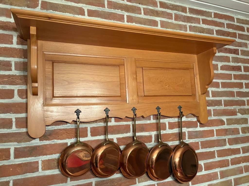 Massief houten wandrek met 5 koperen pannetjes, Huis en Inrichting, Ophalen, Zo goed als nieuw, Hout