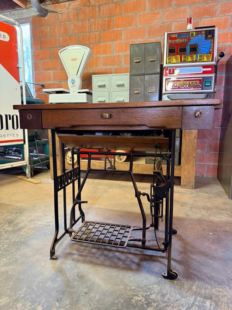 Belle machine à coudre Naumann, Antiquités & Art, Antiquités | Machines à coudre, Enlèvement