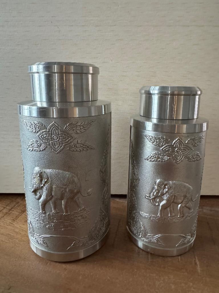 Deux bocaux en étain à décor d'éléphants, Enlèvement, Comme neuf