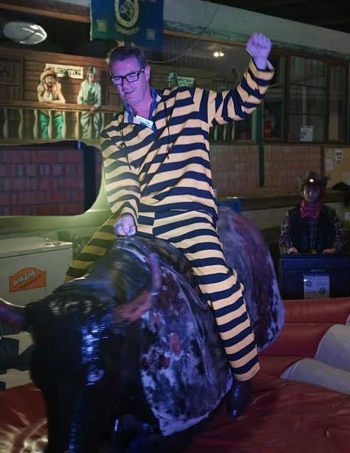 Grote decoratie inloop saloon met klapdeuren huren, Ophalen