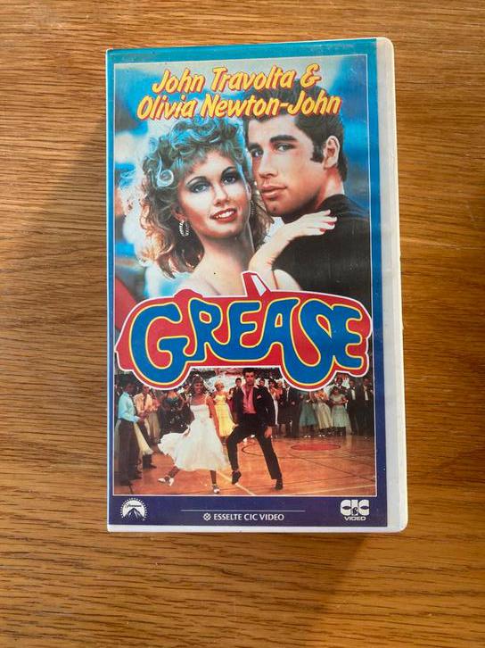 VHS Grease & Saturday Night Fever, Cd's en Dvd's, Vanaf 12 jaar, Ophalen, Gebruikt, Overige genres