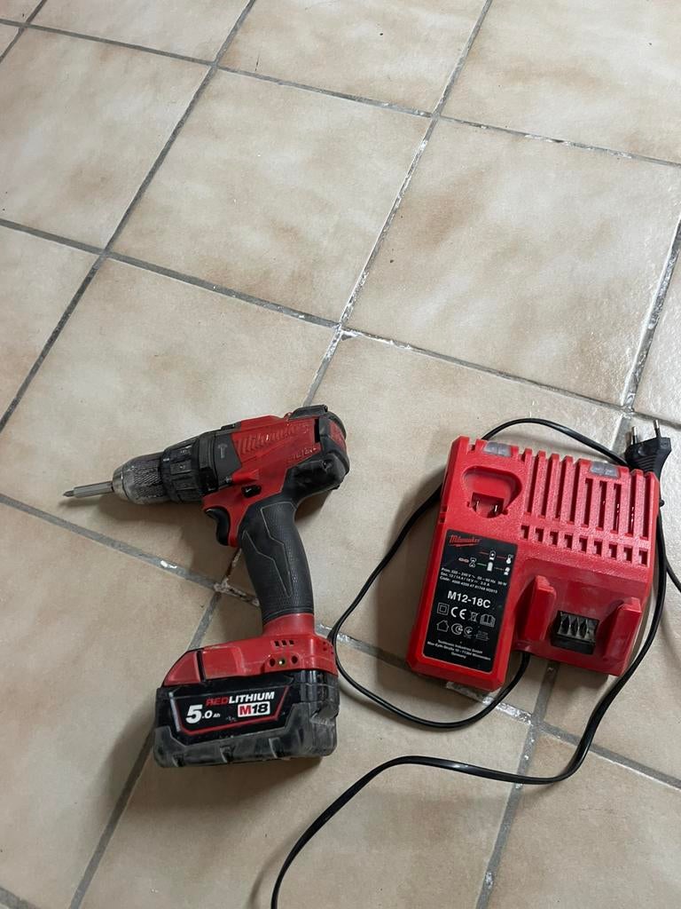 Foreuse Milwaukee chargeur et batterie 120€, Enlèvement ou Envoi, Comme neuf