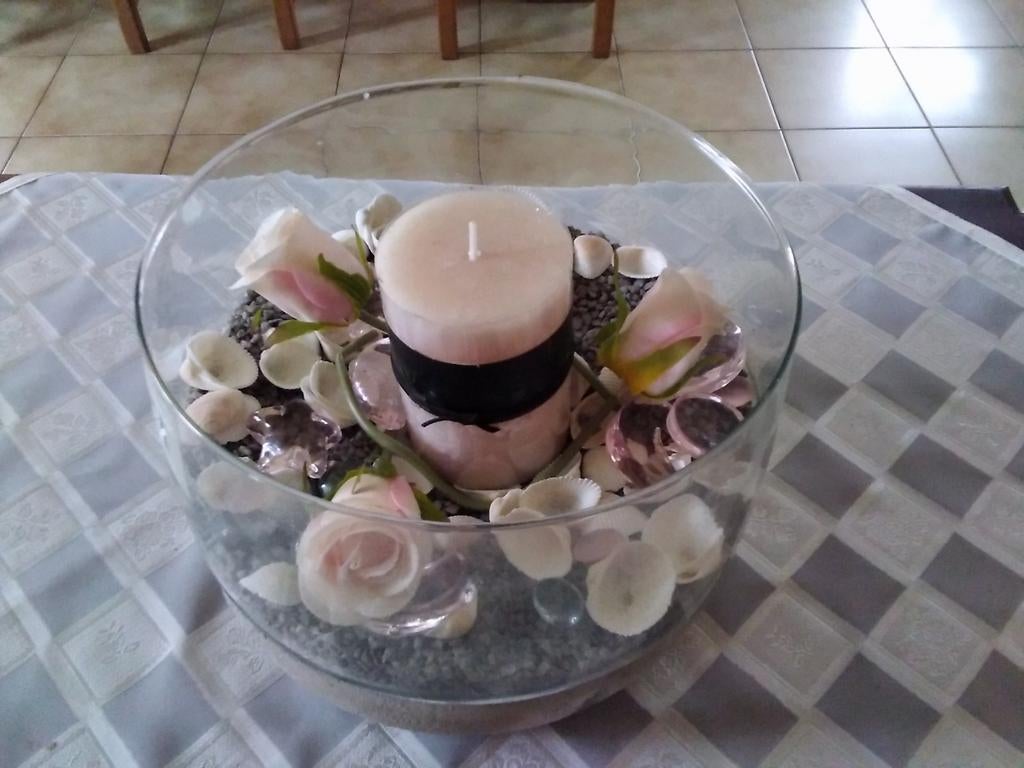 GLAZEN VAAS MET J LINE KAARS, ROOSJES OP TERRA COTTA SCHAAL, Huis en Inrichting, Woonaccessoires | Vazen, Ophalen