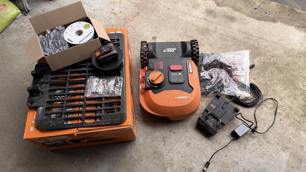 Worx robotmaaier + betere batterij + nieuwe draad 200m, Gebruikt, Bestuurbaar via app, Worx, Ophalen of Verzenden