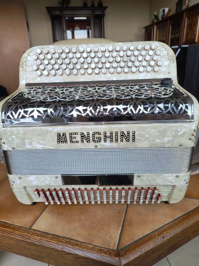 Accordéon Menghini blanc Do 3, Musique & Instruments, Accordéons, Autres marques, Enlèvement, Utilisé, Avec bretelles