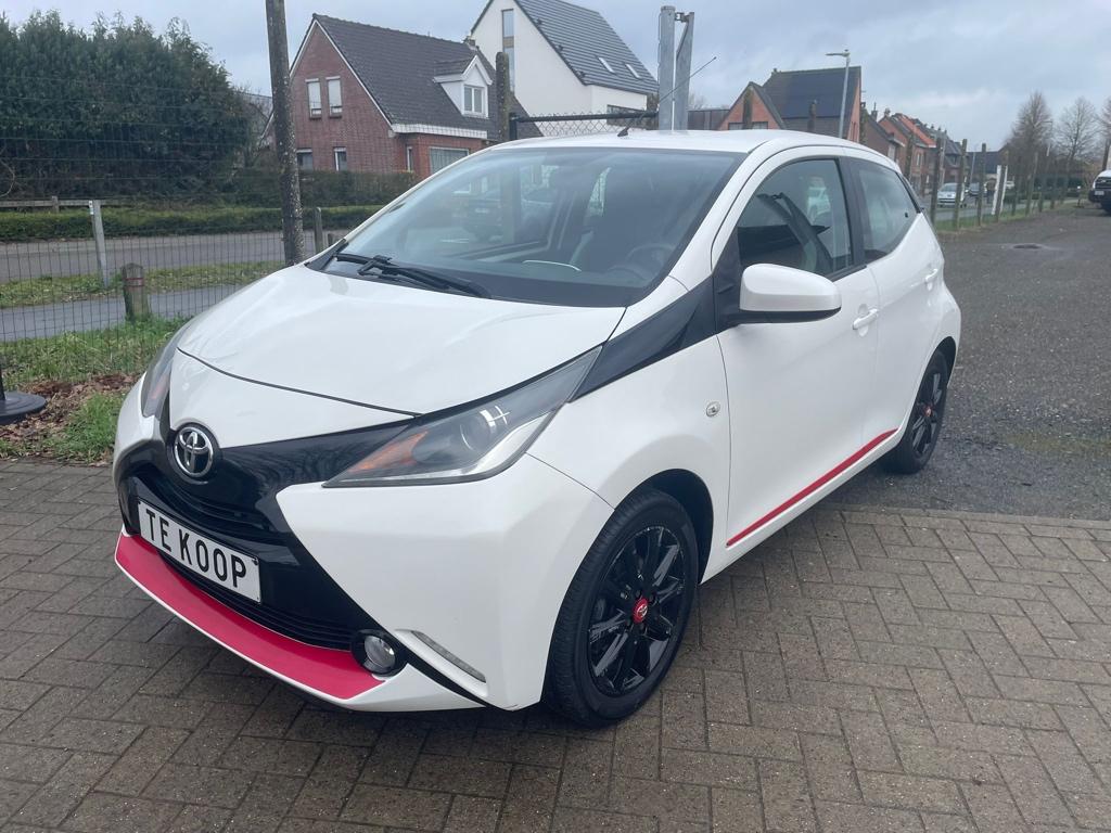 Toyota Aygo 1.0 benzine van 01/2015 met 112000km!, Auto's, Toyota, Voorwielaandrijving, Stof, Zwart, Wit